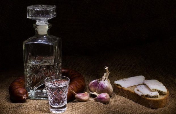 Чому не можна цокатися на поминках: 99% людей не знають реальної причини