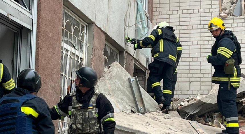 В Чернигове уже 11 погибших, среди них - полицейская (видео)