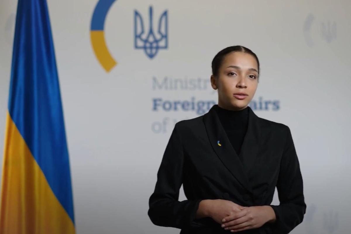МЗС України наголошує, Вікторія Ші, хоч і має зовнішність Розалі Номбре - інша "людина" / фото скріншот МЗС України наголошує, Вікторія Ші, хоч і має зовнішність Розалі Номбре - інша "людина" / фото скріншот