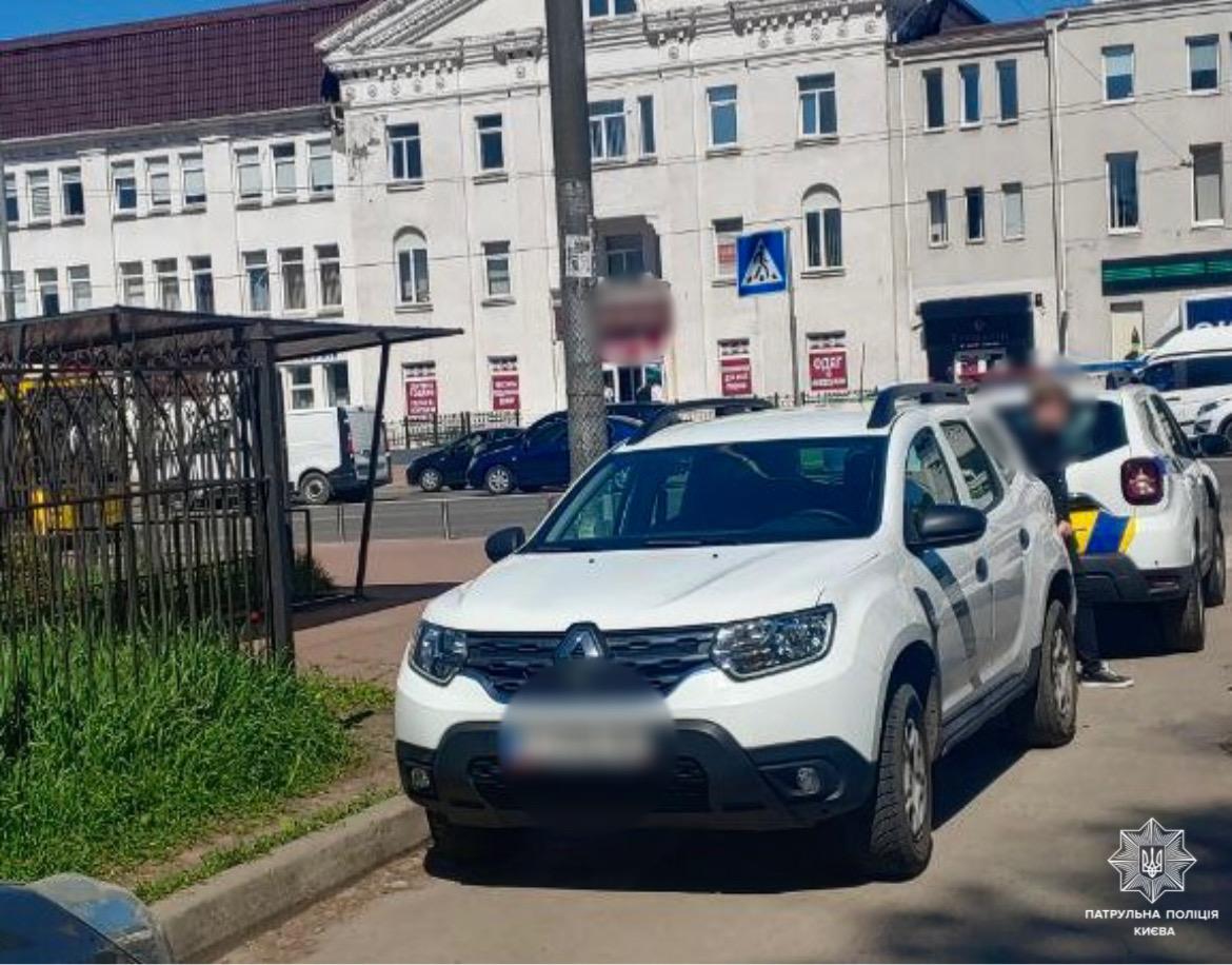 Поліцейські швидко знайшли машину / фото facebook.com/kyivpatrol Поліцейські швидко знайшли машину / фото facebook.com/kyivpatrol
