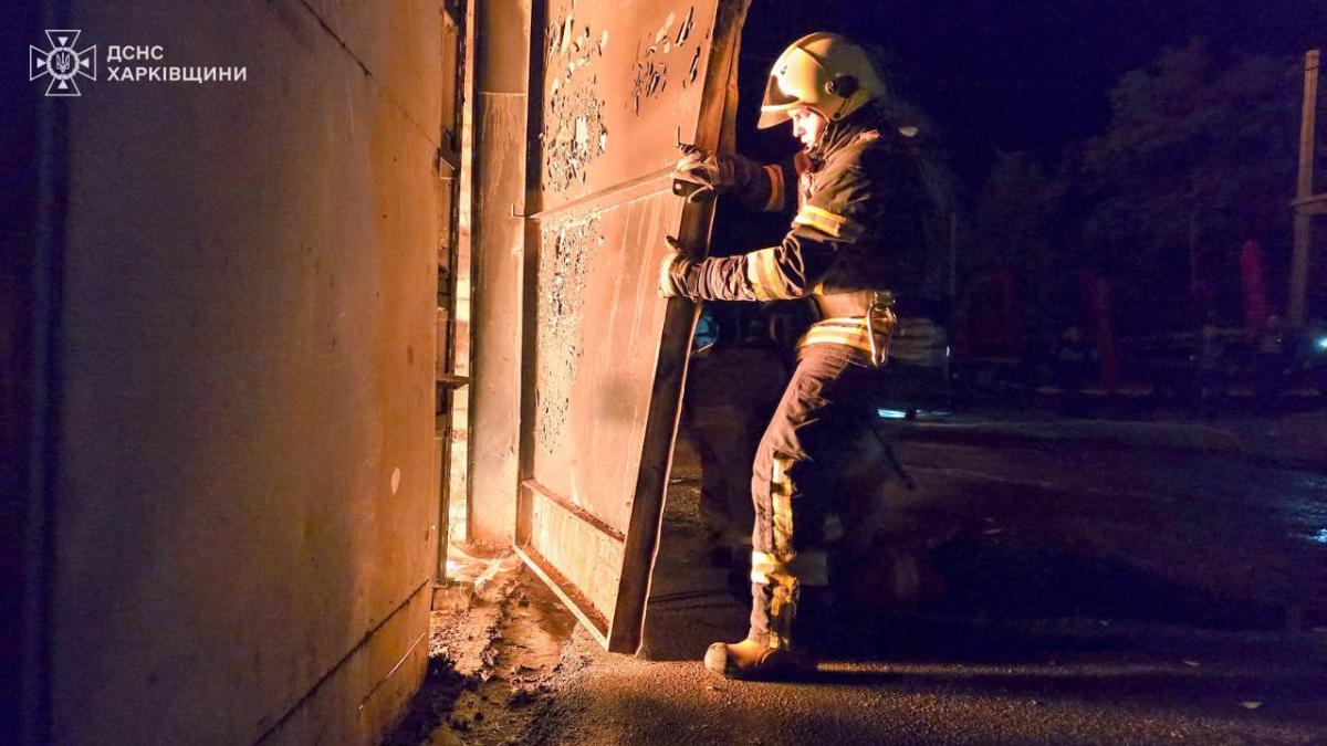 Окупанти атакували Харків / фото ДСНС Окупанти атакували Харків / фото ДСНС