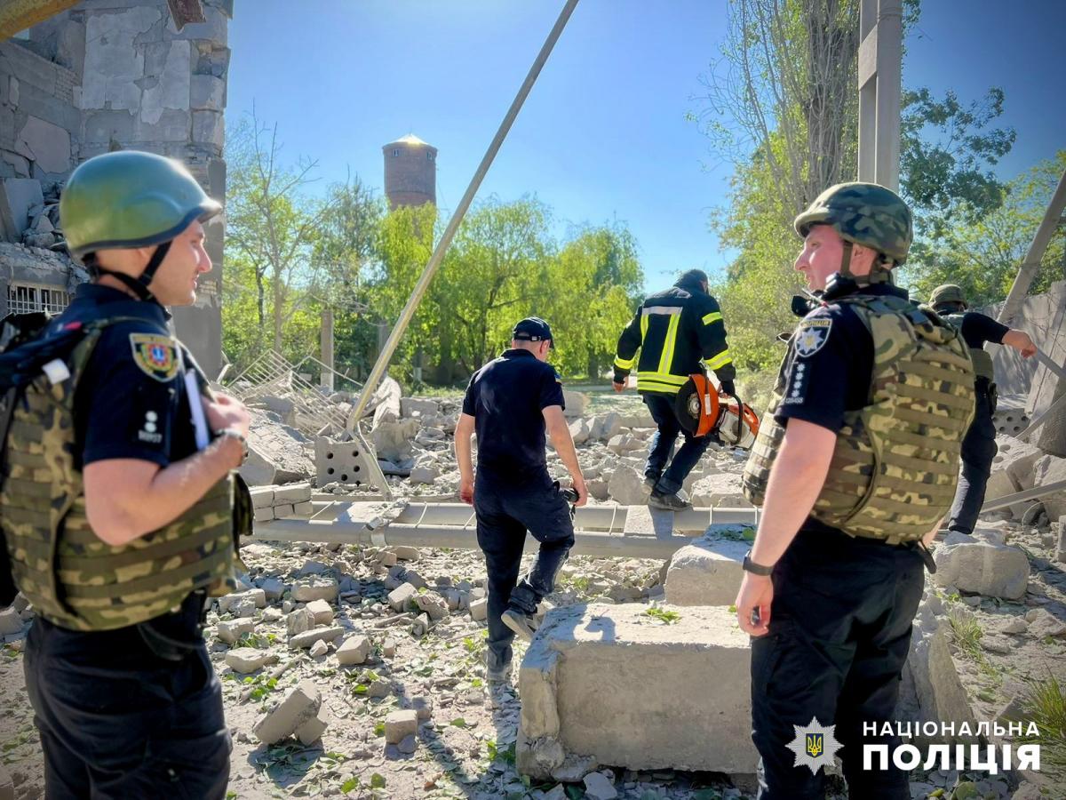 Правоохранители на месте попадания российской ракеты / фото Национальная полиция Правоохранители на месте попадания российской ракеты / фото Национальная полиция