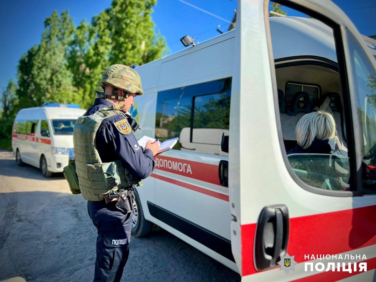 Медики оказывают помощь пострадавшим на месте удара / фото Национальная полиция Медики оказывают помощь пострадавшим на месте удара / фото Национальная полиция