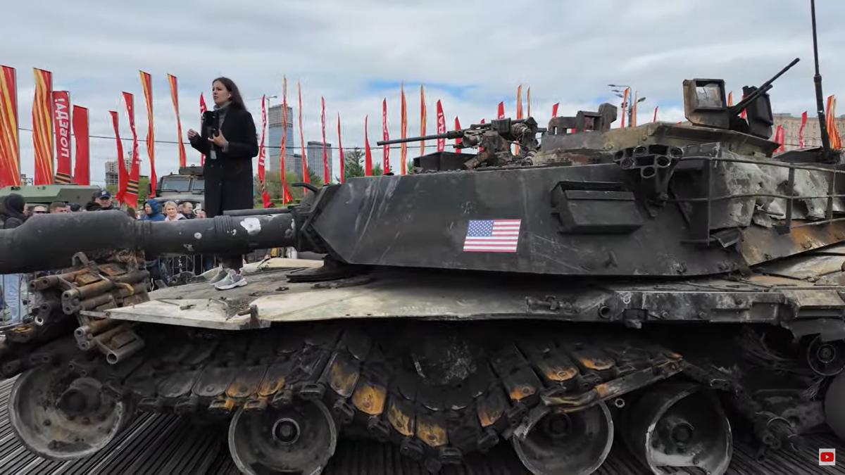 В Москві показують захоплену на фронті техніку ЗСУ / кадр з відео В Москві показують захоплену на фронті техніку ЗСУ / кадр з відео