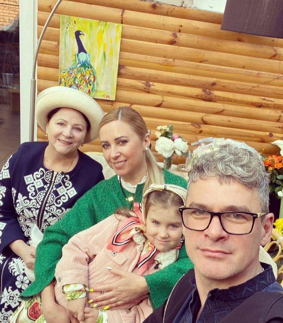 Тоня с мужем, дочкой и покойной мамой / фото инстаграм Тони Матвиенко Тоня с мужем, дочкой и покойной мамой / фото инстаграм Тони Матвиенко