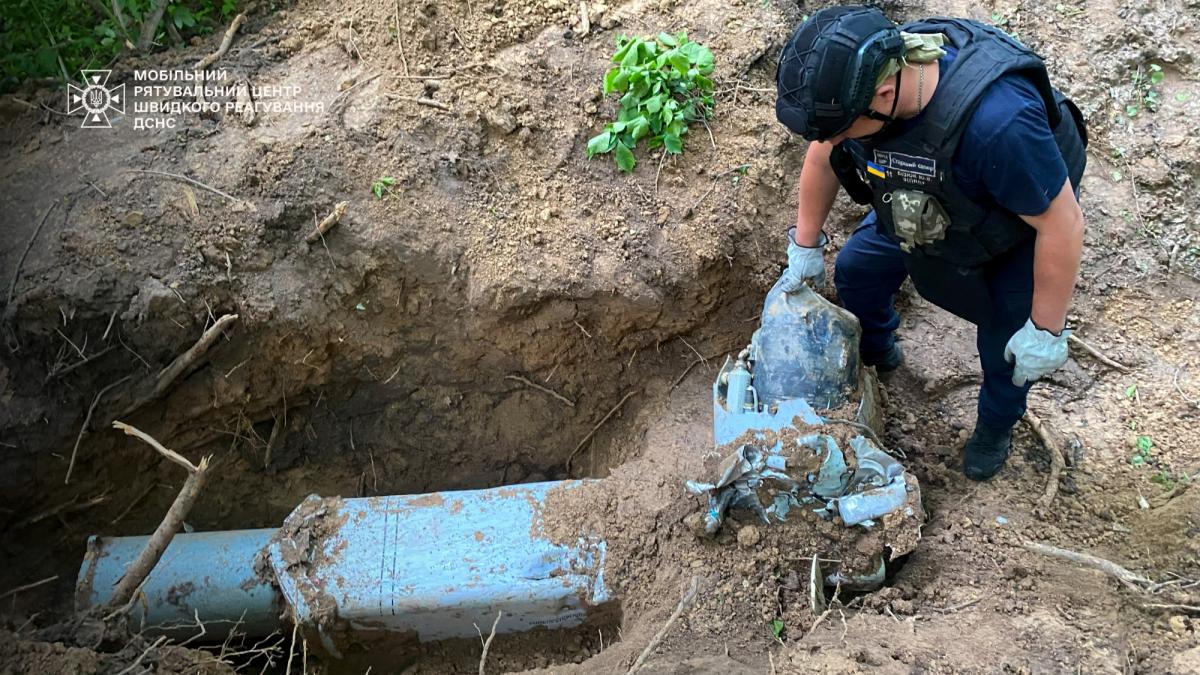 В Голосеевском районе из земли выкопали ракету Х-69 / фото ГСЧС В Голосеевском районе из земли выкопали ракету Х-69 / фото ГСЧС