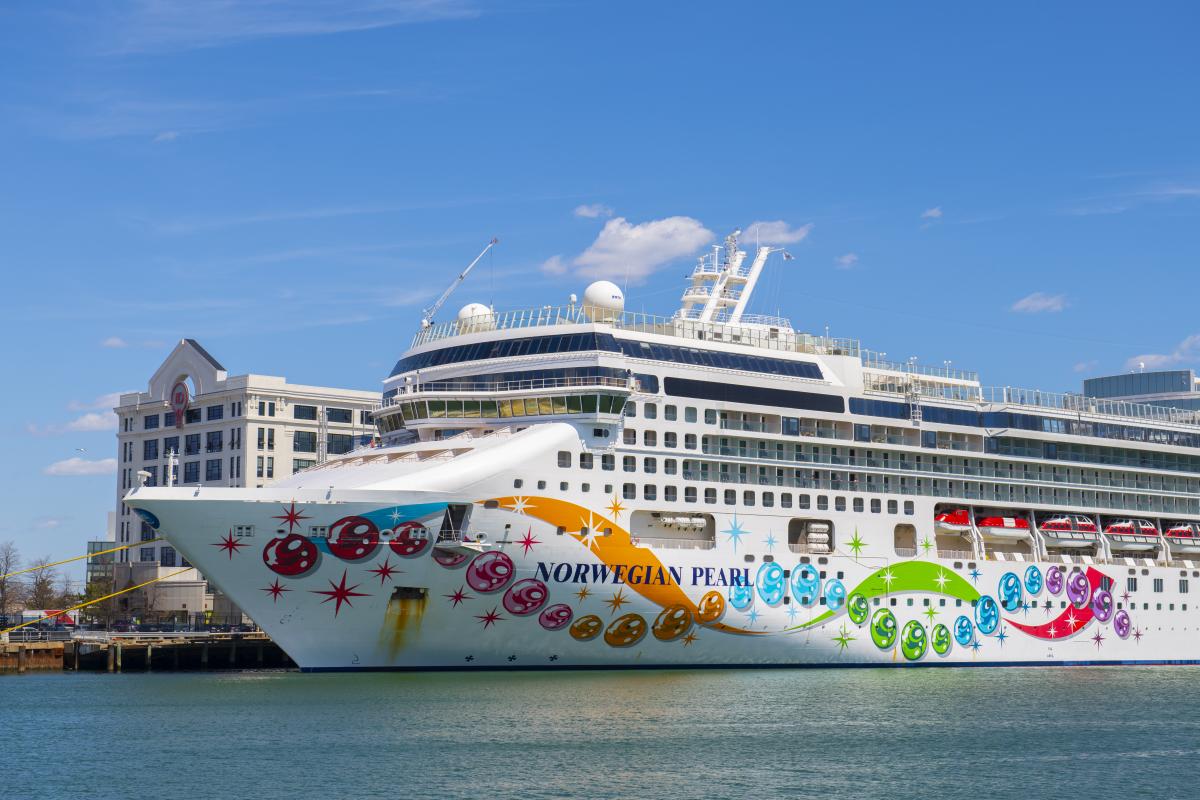 Судно Norwegian Pearl розраховане на 2300 пасажирів / фото ua.depositphotos.com Судно Norwegian Pearl розраховане на 2300 пасажирів / фото ua.depositphotos.com