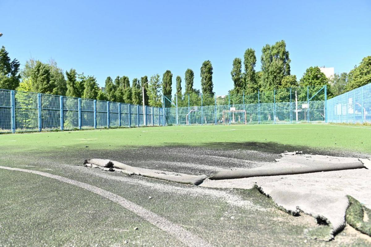 Спортивная площадка, где в результате удара пострадали дети / фото t.me/synegubov