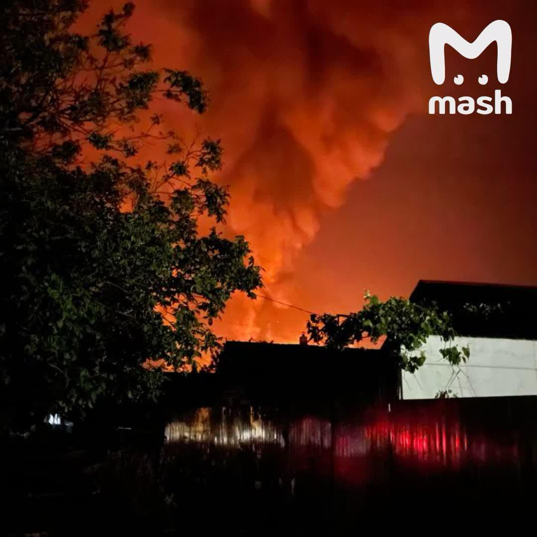 На нефтебазе начался пожар / фото Mash На нефтебазе начался пожар / фото Mash