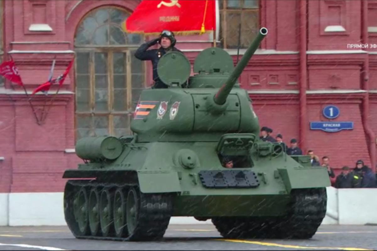 Два роки поспіль в московському параді бере участь лише один танк / кадр з відео Два роки поспіль в московському параді бере участь лише один танк / кадр з відео