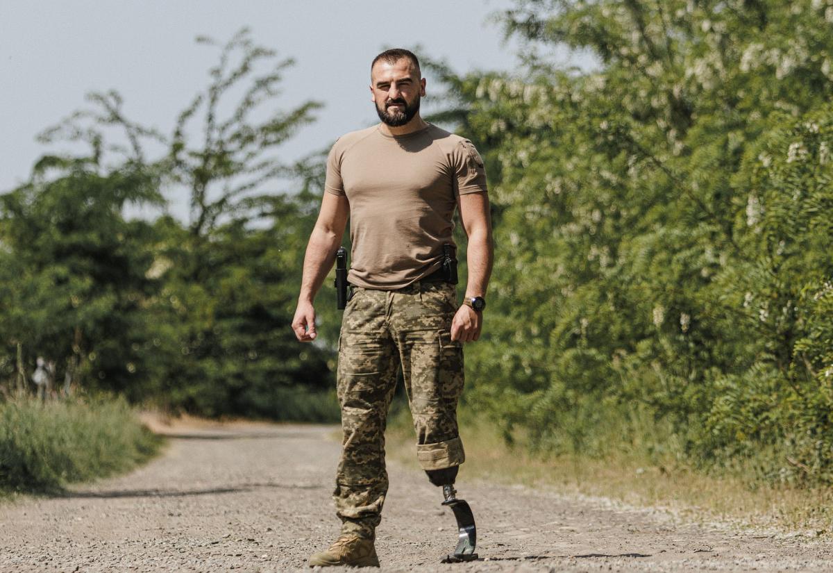 Военный потерял ногу на войне и сейчас работает в ТЦК / фото Закарпатского ОТЦК и СП Военный потерял ногу на войне и сейчас работает в ТЦК / фото Закарпатского ОТЦК и СП