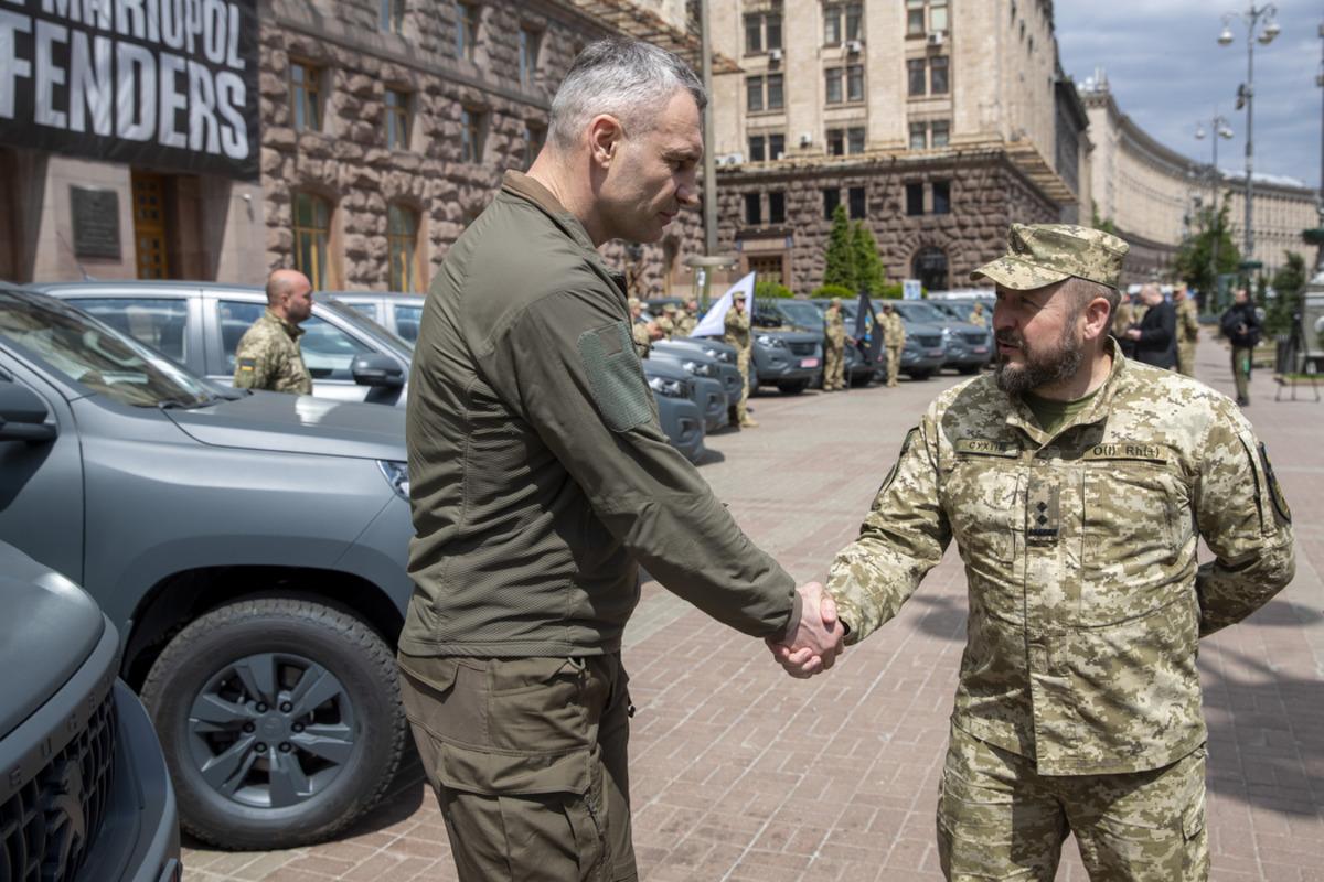 Кличко поддержал от имени Киева 411 батальон беспилотных авиационных комплексов / фото kyiv.klichko.org Кличко поддержал от имени Киева 411 батальон беспилотных авиационных комплексов / фото kyiv.klichko.org