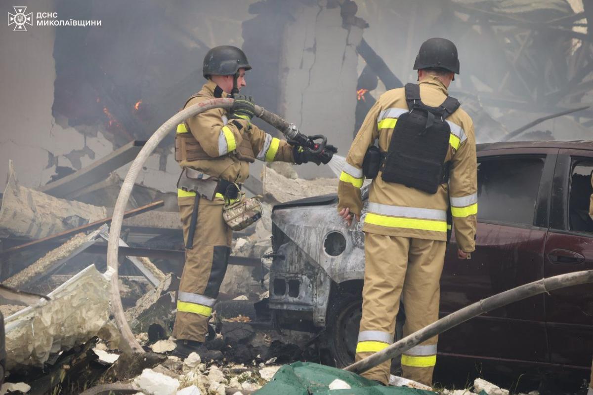Загорілась будівля та автомобілі, які знаходились поруч / фото ДСНС Миколаїв Загорілась будівля та автомобілі, які знаходились поруч / фото ДСНС Миколаїв