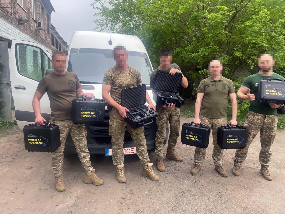FPV-дроны и мавики получили военные на Харьковском и Донецком направлениях от Интерпайп Виктора Пинчука FPV-дроны и мавики получили военные на Харьковском и Донецком направлениях от Интерпайп Виктора Пинчука