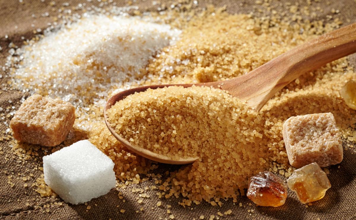 Сахар отличается по цвету и вкусу / фото ua.depositphotos.com Сахар отличается по цвету и вкусу / фото ua.depositphotos.com