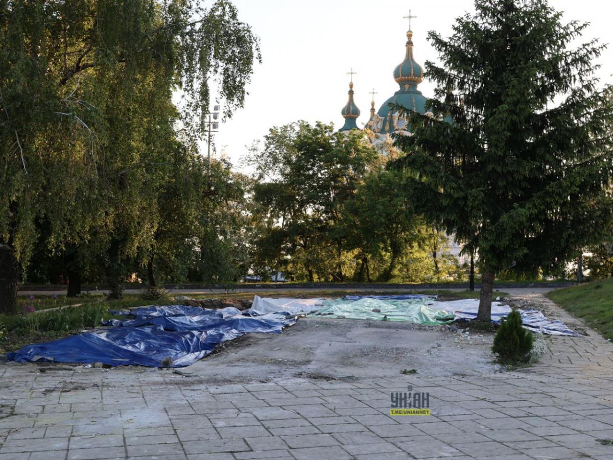 Біля Десятинної церкви демонтували скандальний "храм-МАФ" / фото УНІАН Біля Десятинної церкви демонтували скандальний "храм-МАФ" / фото УНІАН