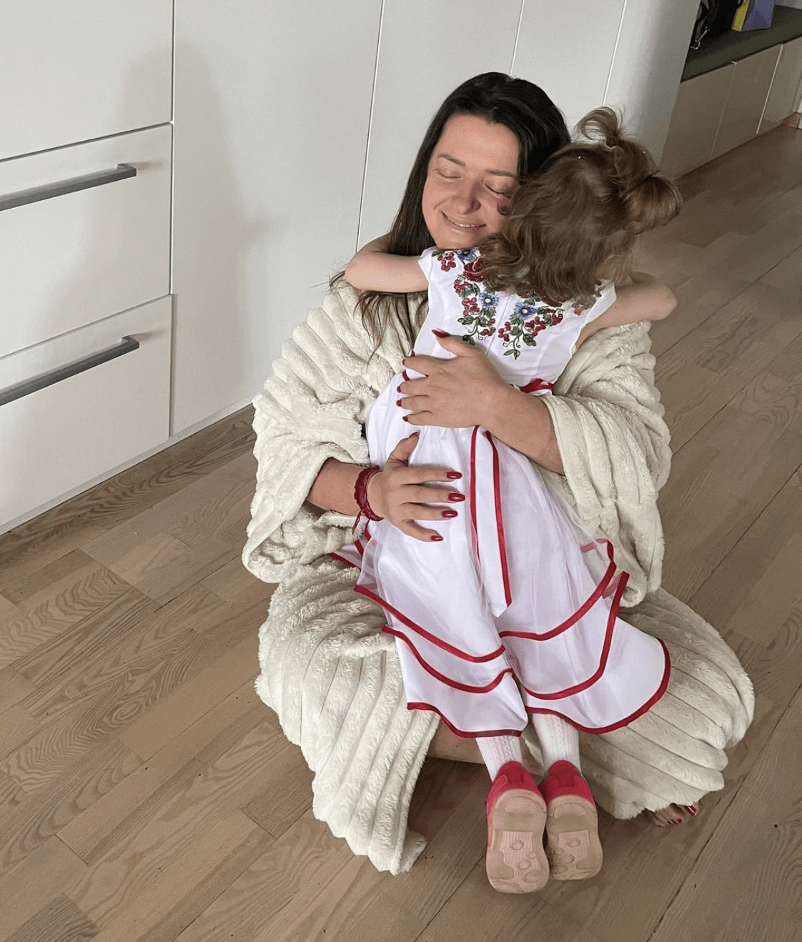 Nataliya Mogilevska and little Sofiyka finished their home training with gentle hugs / Instagram screenshot