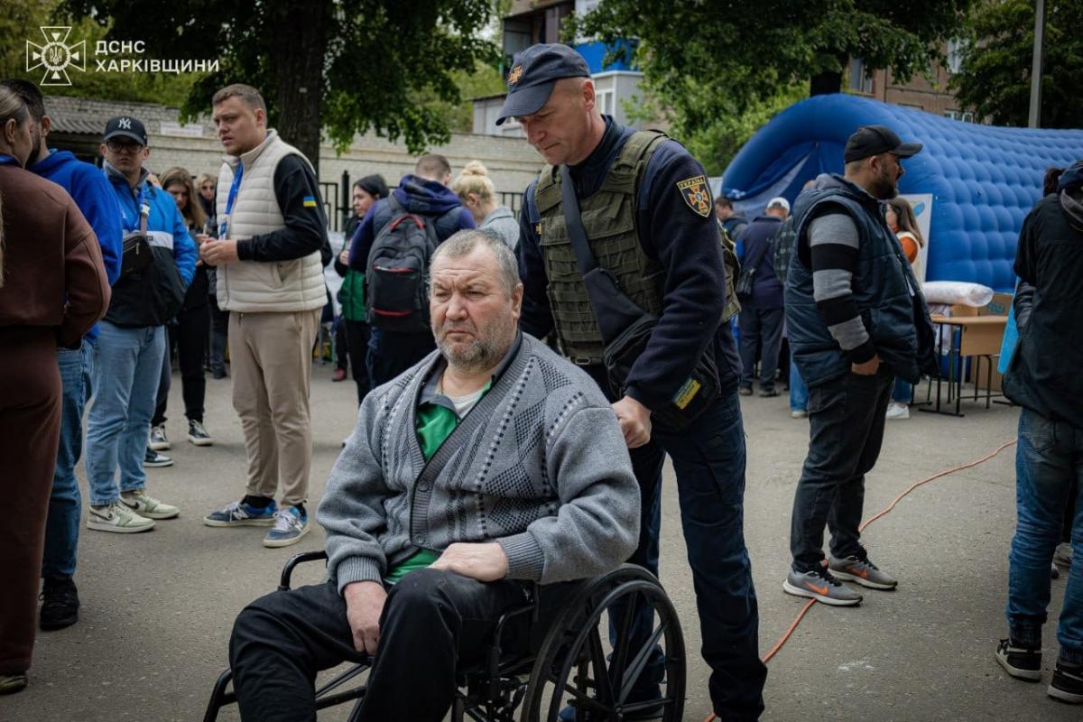 Евакуйовують переважно пенсіонерів та людей з інвалідністю / фото ДСНС