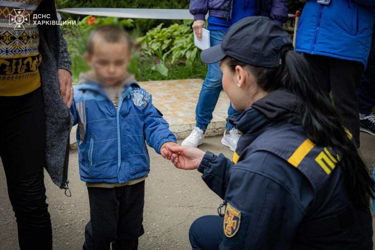 Як розповів волонтер, евакуація дітей узгоджена на вищому рівні / фото ДСНС Як розповів волонтер, евакуація дітей узгоджена на вищому рівні / фото ДСНС