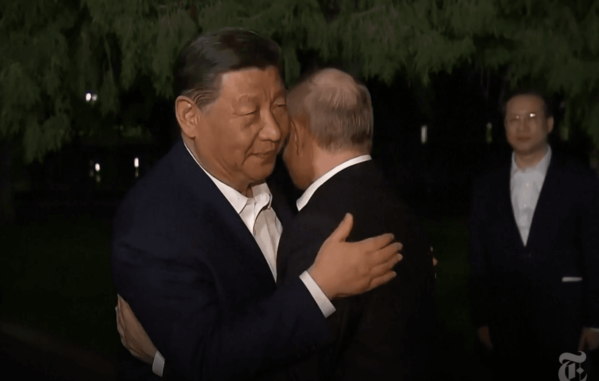 Сі навмисно обійняв Путіна перед камерами / скріншот Сі навмисно обійняв Путіна перед камерами / скріншот