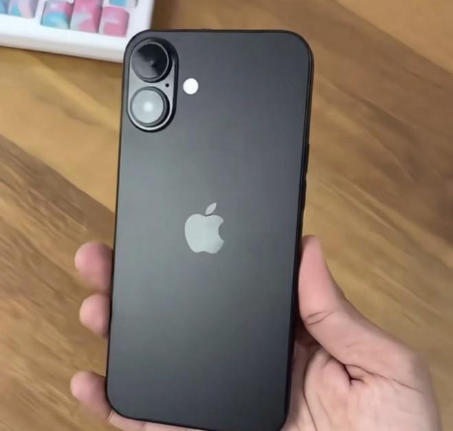 Чорний iPhone 16 засвітився в мережі / фото GSMArena Чорний iPhone 16 засвітився в мережі / фото GSMArena