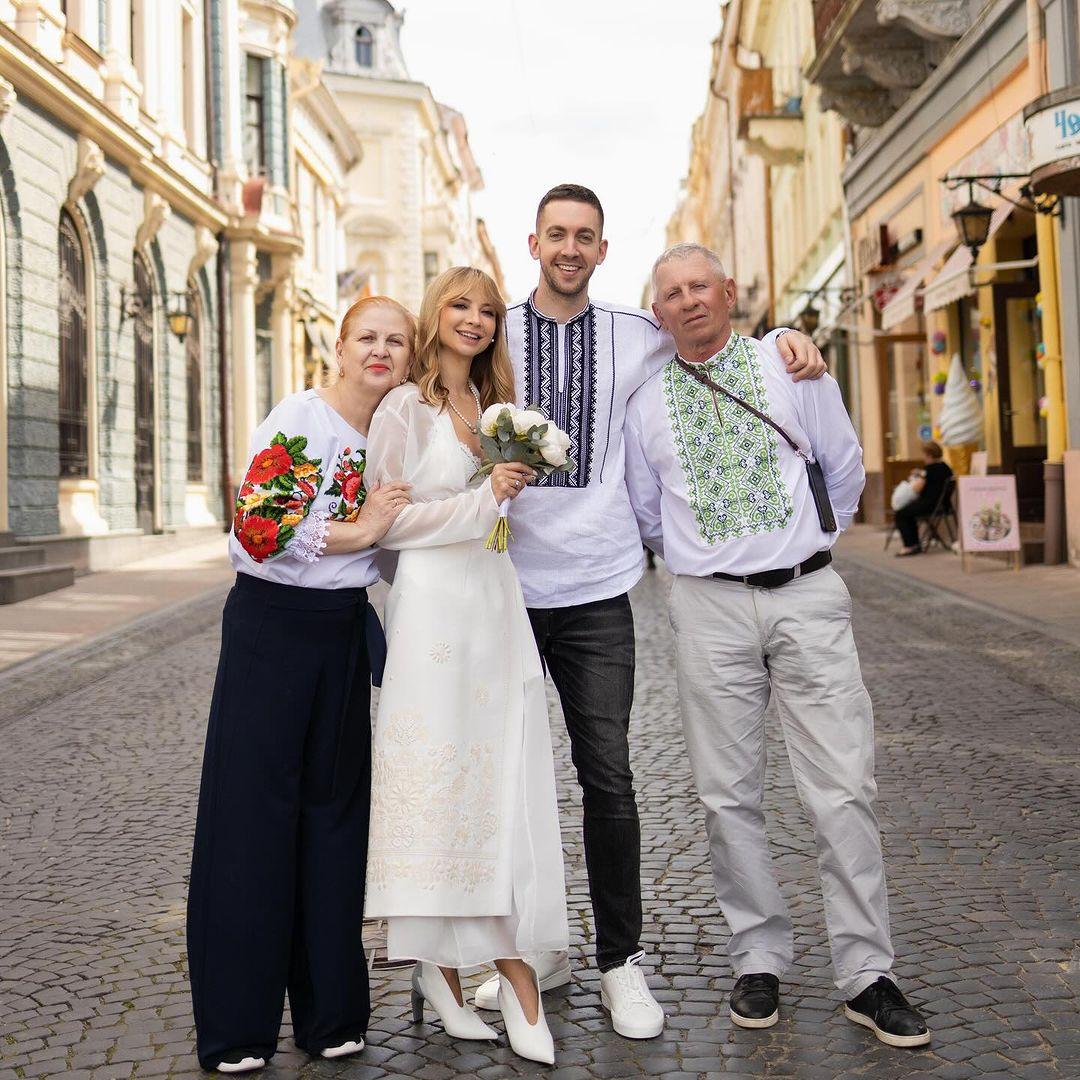 Ірина Сопонару з чоловіком і батьками / Скріншот Instagram