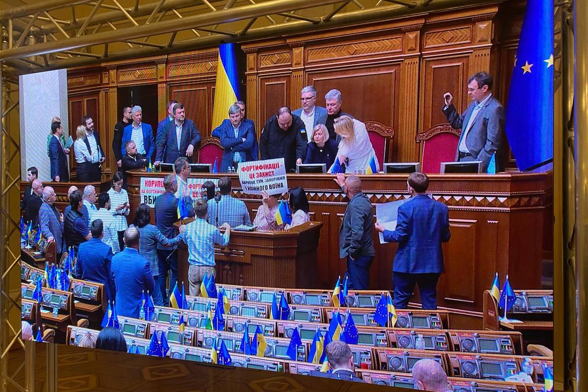 Відомо, що депутати "ЄС" заблокували трибуну ВР 21 травня / фото УНІАН, Таня Поляковська Відомо, що депутати "ЄС" заблокували трибуну ВР 21 травня / фото УНІАН, Таня Поляковська