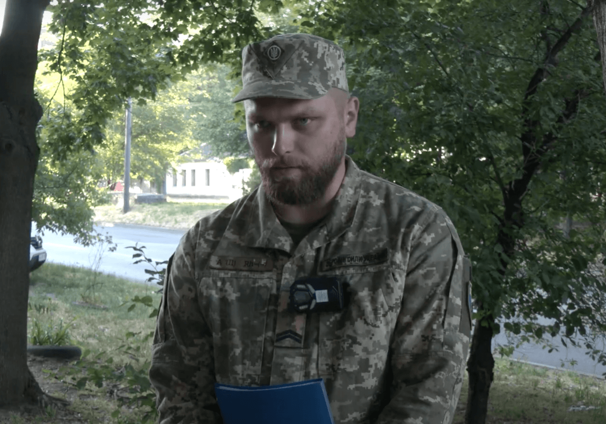 Військовий, який служить в ТЦК, розповів, з якою реакцією з боку людей стикається / скріншот з відео "Суспільного" Військовий, який служить в ТЦК, розповів, з якою реакцією з боку людей стикається / скріншот з відео "Суспільного"