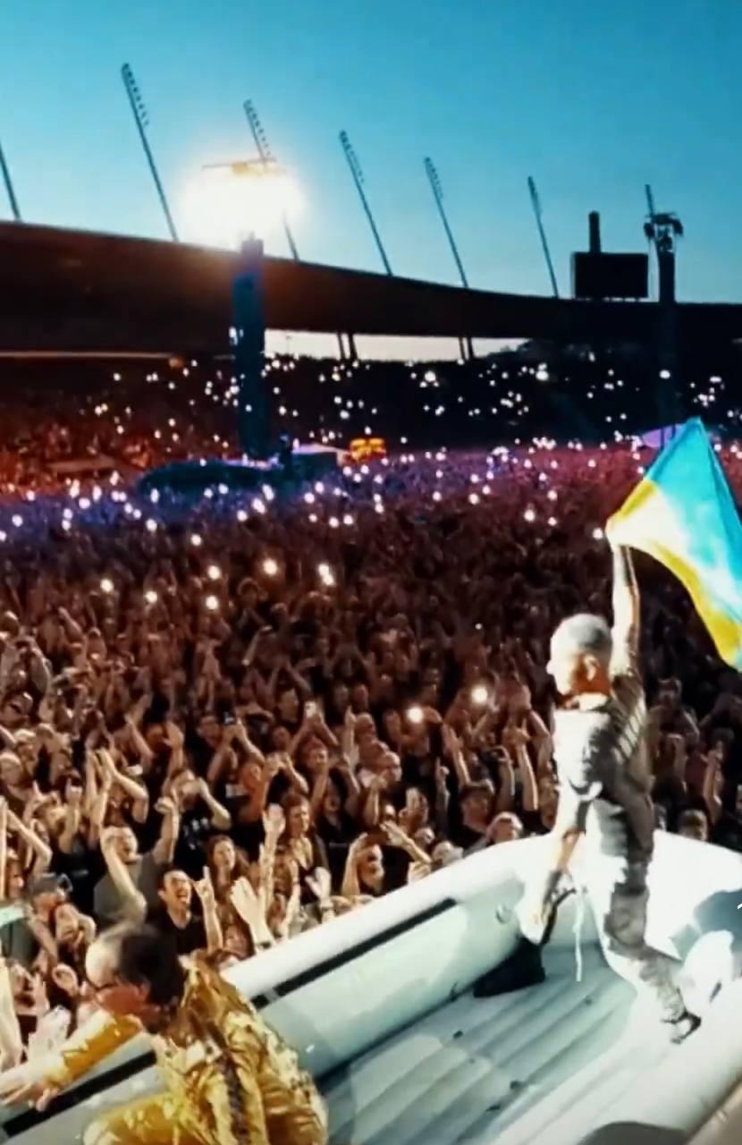 Скриншот с выступления группы "Rammstein" с украинским флагом Скриншот с выступления группы "Rammstein" с украинским флагом