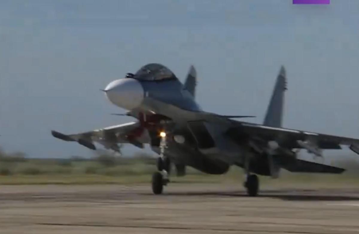 Су-30СМ2 з новими ракетами / скрішот УНІАН Су-30СМ2 з новими ракетами / скрішот УНІАН