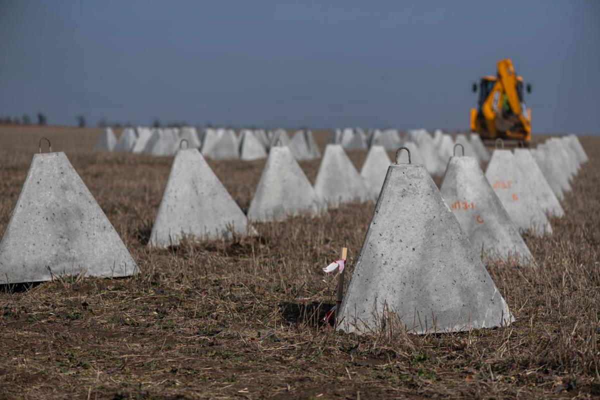 Військові самі зводять деякі фортифікації на фронті / фото facebook.com/MinistryofDefence.UA Військові самі зводять деякі фортифікації на фронті / фото facebook.com/MinistryofDefence.UA