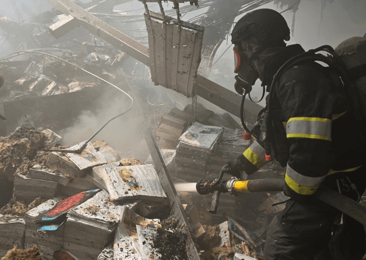 Смертельного удару по друкарні росіяни завдали 23 травня / фото ДСНС Смертельного удару по друкарні росіяни завдали 23 травня / фото ДСНС