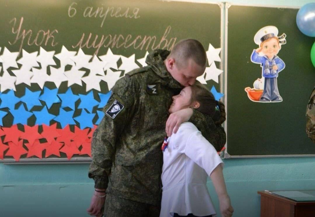 В РФ учасників війни проти України наймають викладачами до шкіл / фото Можем объяснить В РФ учасників війни проти України наймають викладачами до шкіл / фото Можем объяснить