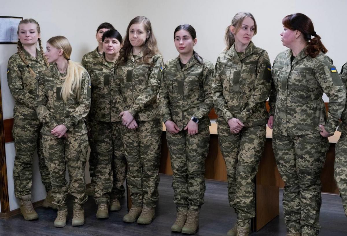 Жіночий костюм відрізняється від чоловічого за формою та складністю крою / фото Міноборони Жіночий костюм відрізняється від чоловічого за формою та складністю крою / фото Міноборони