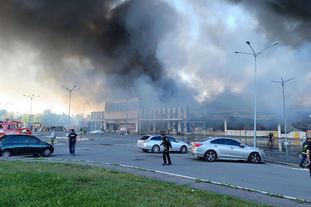 Россияне бросили авиабомбу на магазин, полный гражданских / фото t.me/synegubov Россияне бросили авиабомбу на магазин, полный гражданских / фото t.me/synegubov