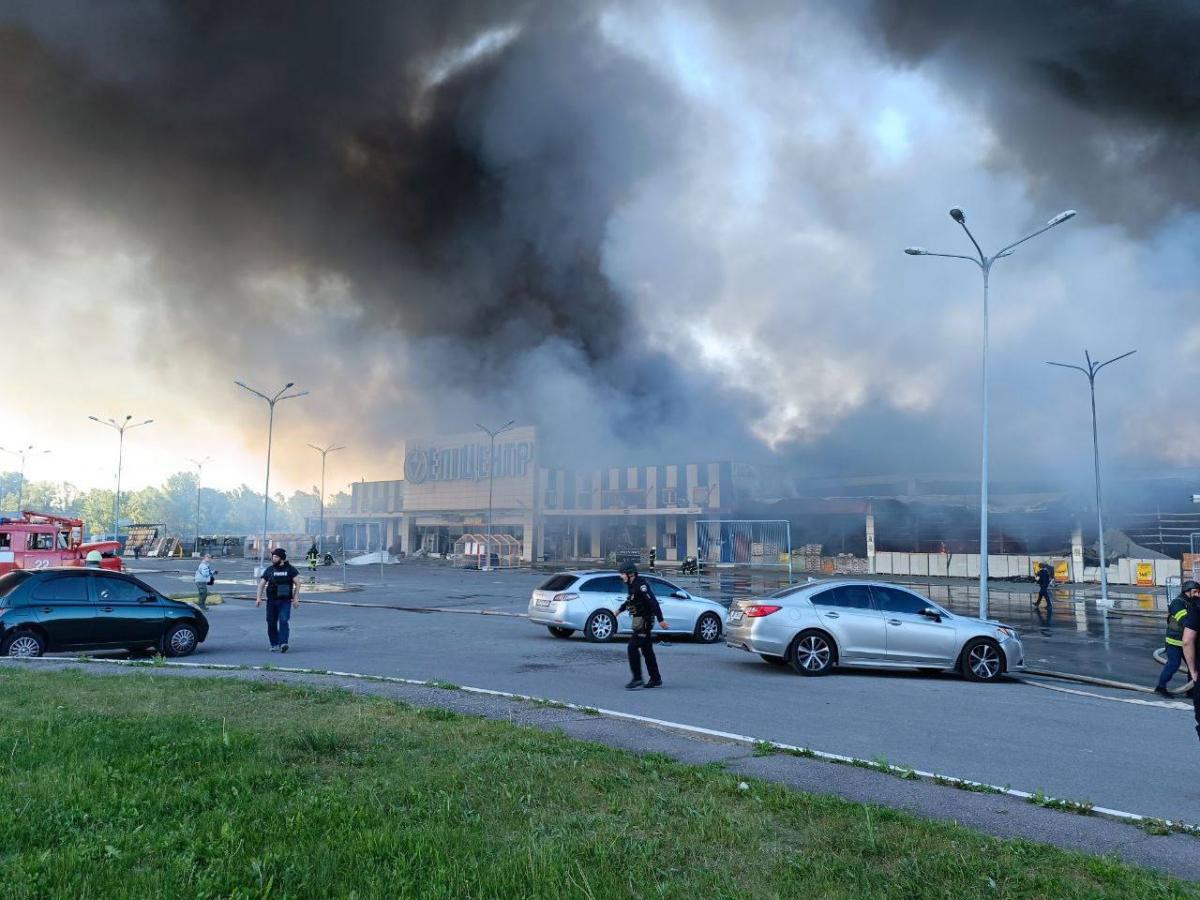 Россия ударила по "Эпицентру" в Харькове/ фото t.me/synegubov/4118 Россия ударила по "Эпицентру" в Харькове/ фото t.me/synegubov/4118