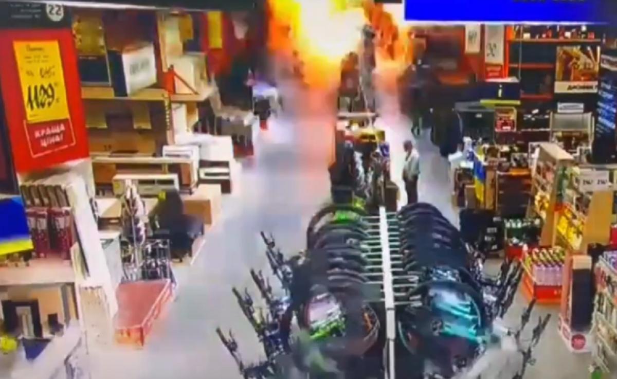 Вибух у Харкові - прокуратура показала кадри з камер спостереження / скріншот Вибух у Харкові - прокуратура показала кадри з камер спостереження / скріншот