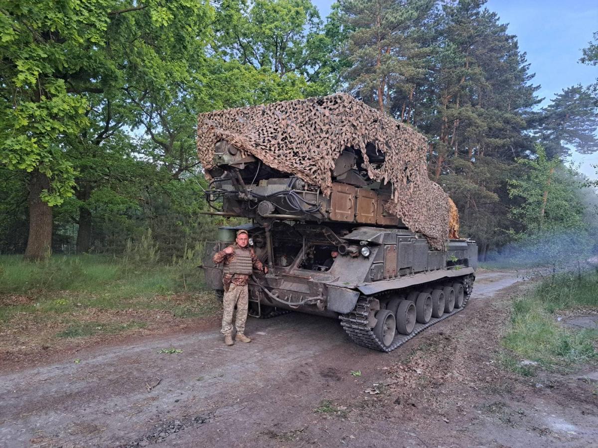 Попри те, що ЗРК накритий маскувальною сіткою, все ж можна побачити деякі його особливості / фото Повітряне командування "Схід" Попри те, що ЗРК накритий маскувальною сіткою, все ж можна побачити деякі його особливості / фото Повітряне командування "Схід"