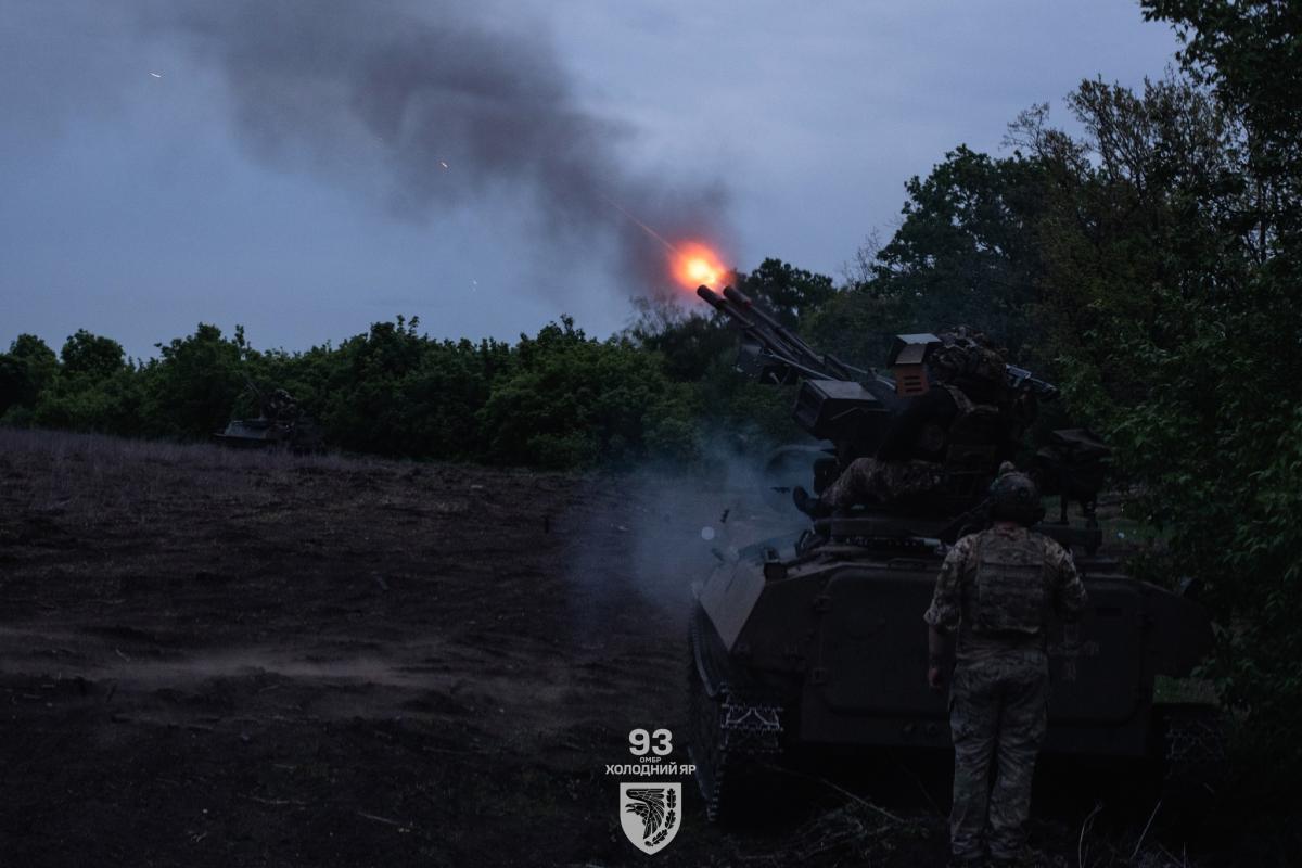 Українські бійці відбивають штурми росіян / ілюстрація 93 ОМБр Холодний Яр