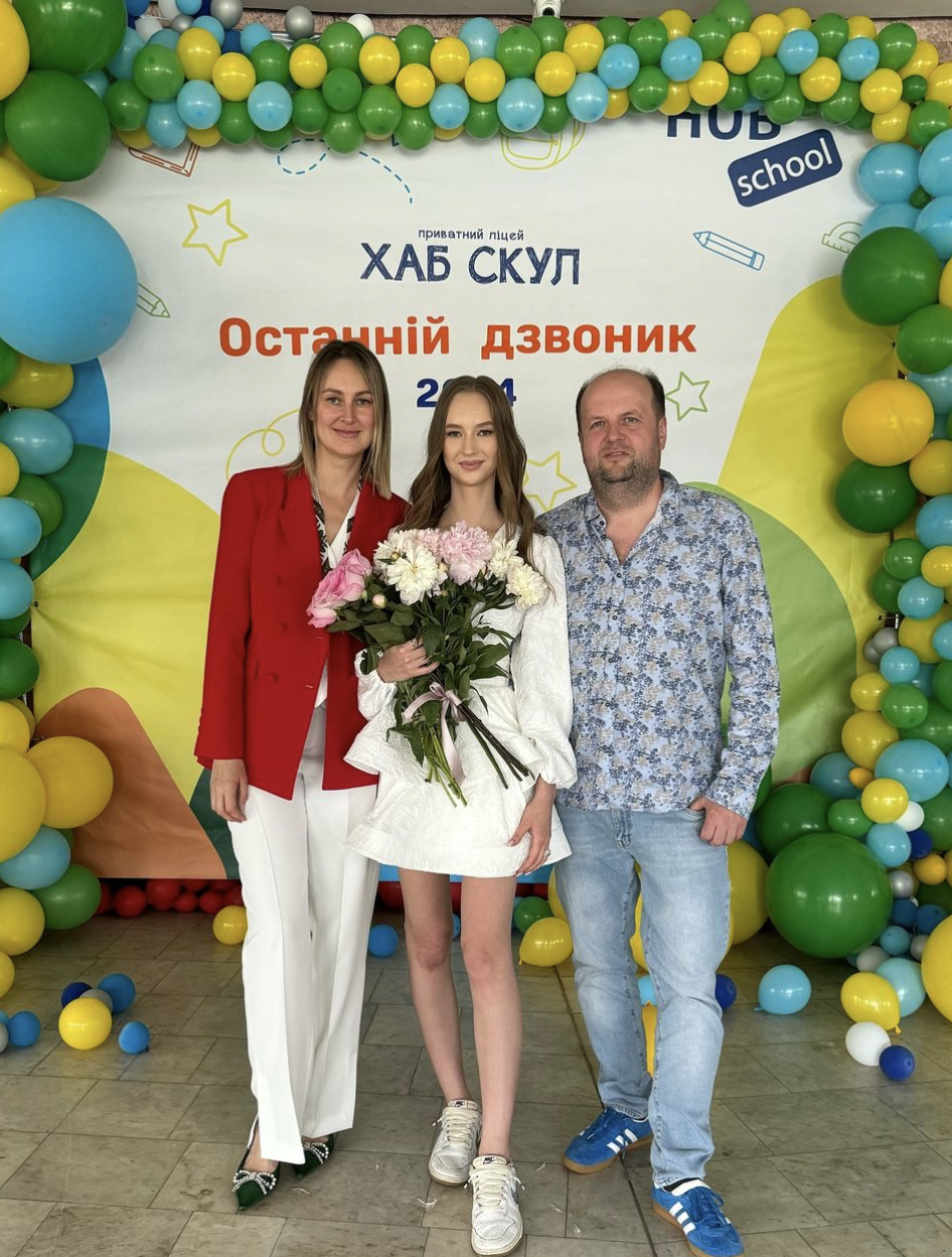 Виктор Бронюк с женой и дочерью / Скриншот Instagram Виктор Бронюк с женой и дочерью / Скриншот Instagram