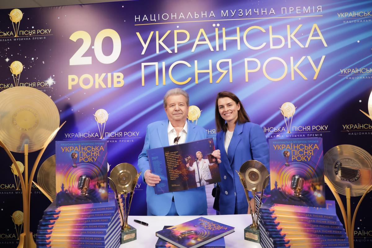 Автографсесія з нагоди виходу книги "Українська пісня року". Михайло Поплавський та режисерка-постановниця Національної музичної премії "Українська пісня року", випускниця КНУКіМ Катя Царик Автографсесія з нагоди виходу книги "Українська пісня року". Михайло Поплавський та режисерка-постановниця Національної музичної премії "Українська пісня року", випускниця КНУКіМ Катя Царик