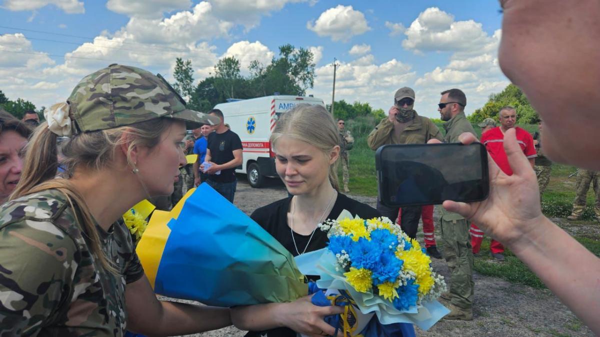 З полону повернули 75 українців: СБУ показала ексклюзивне відео З полону повернули 75 українців: СБУ показала ексклюзивне відео