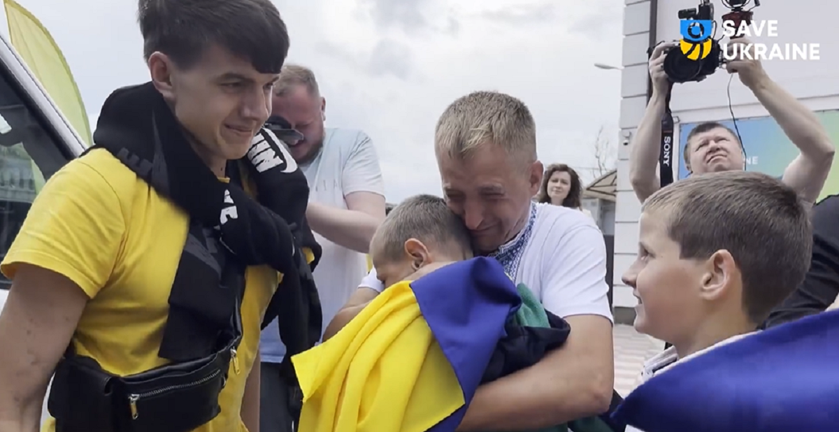 До України повернули групу депортованих дітей / скриншот з відео До України повернули групу депортованих дітей / скриншот з відео