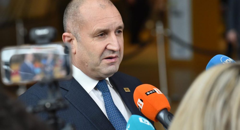 партія Радева впевнено лідирує