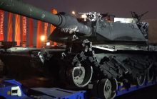 Россияне выставили в Москве сгоревший американский танк Abrams (фото)