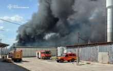 В Кропивницком ЧП: загорелся завод с химикатами, проверяют безопасность воздуха (фото)