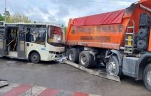 В Киеве маршрутка столкнулась с грузовиком: пострадавшие госпитализированы