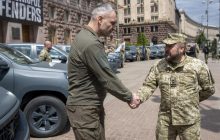 Пікапи, системи РЕБ, антени, - Віталій Кличко передав від киян допомогу для 411 батальйону