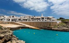 "Заходять у будинки, беруть речі": втомлене від туристів селище в Іспанії ввело години відвідування