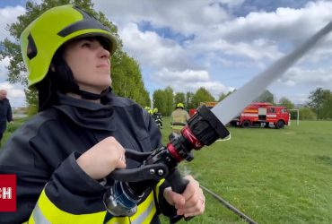 Команда пожежниць: жінки у селі об'єдналися і вчаться бути рятувальницями